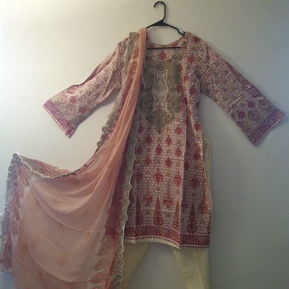 Printed 3 Pcs Lawn Suit with Embroidered Neck - Picture 3 of 7